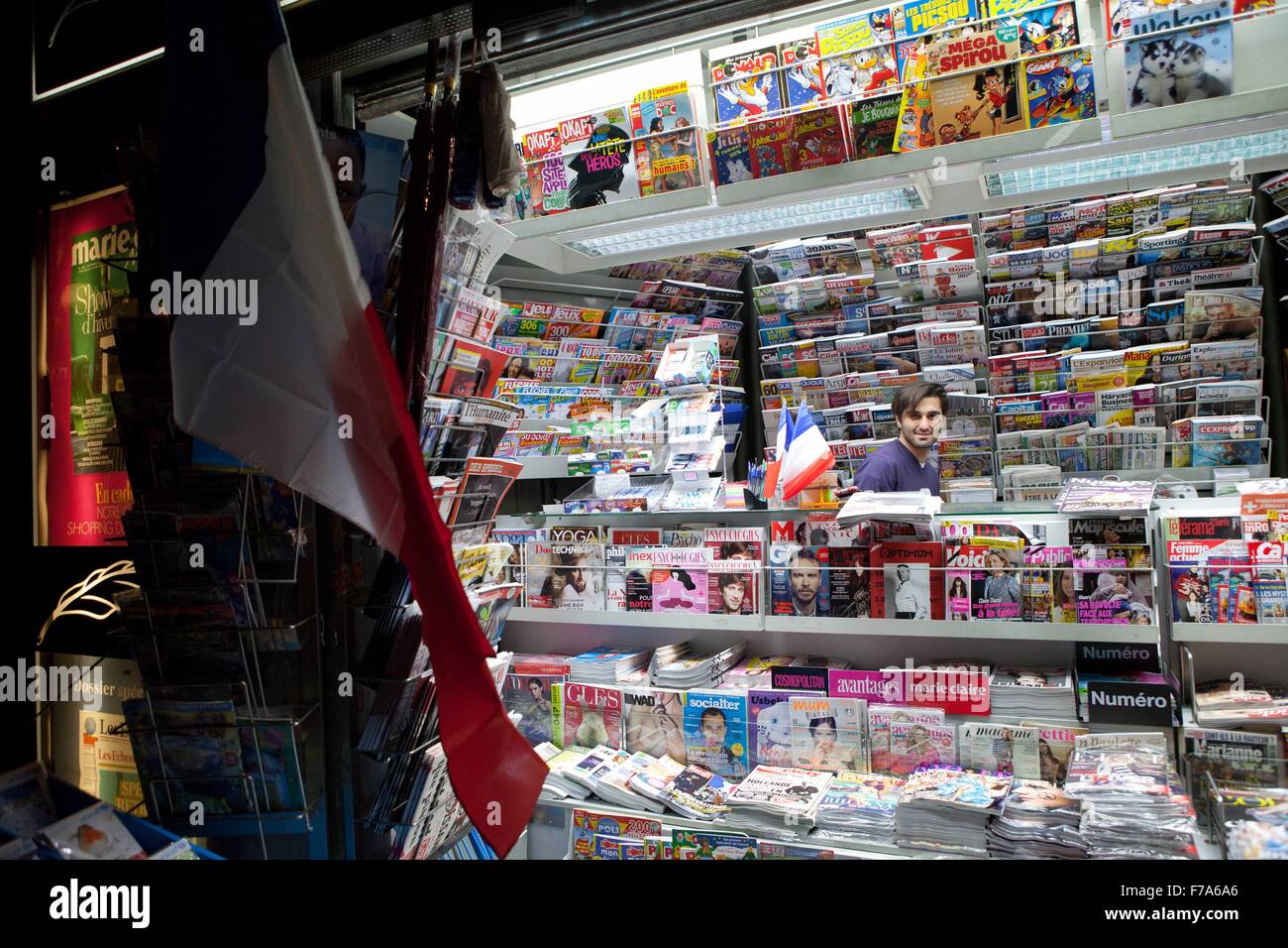 Paris, Frankreich. 26. November 2015. Französische Nationalflagge, Tricolore, hängt überall in der Hauptstadt Paris, bei terroristischen Angriffen auf den 13. November 2015 in Paris während einer nationalen Hommage an die 130 Menschen getötet. Drücken Sie Stand mit französische Fahnen. Bildnachweis: Ania Freindorf/Alamy Live-Nachrichten Stockfoto