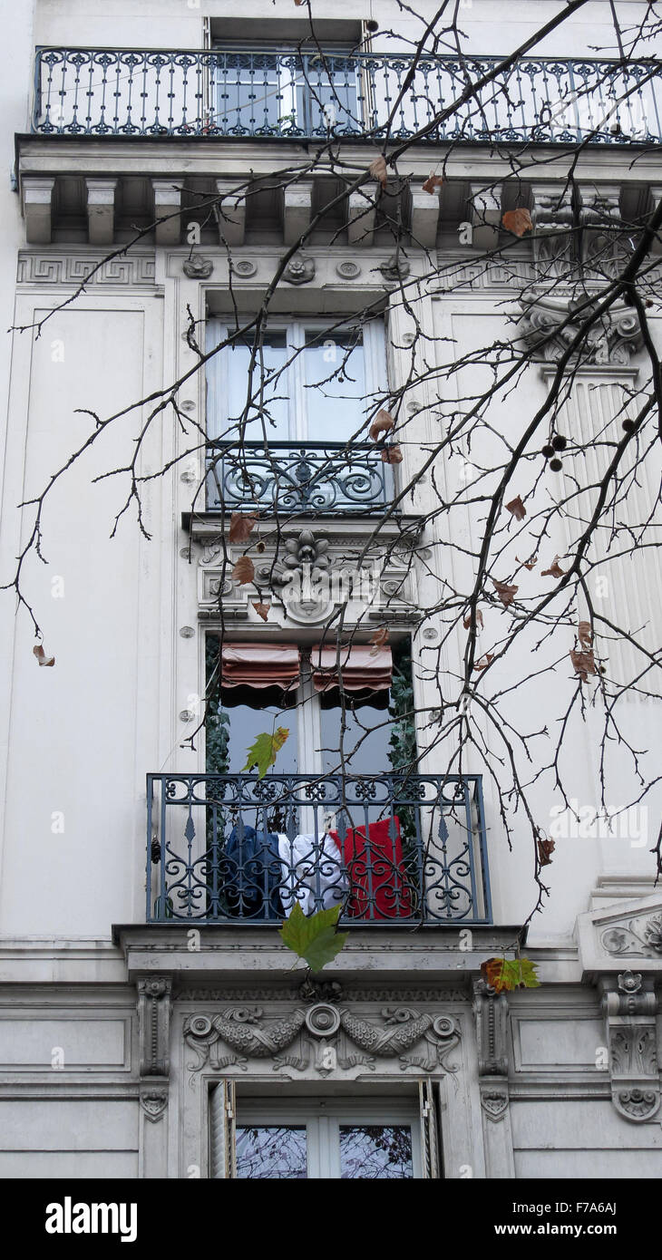 Paris, Frankreich. 26. November 2015. Französische Nationalflagge, Tricolore, hängt überall in der Hauptstadt Paris, bei terroristischen Angriffen auf den 13. November 2015 in Paris während einer nationalen Hommage an die 130 Menschen getötet. Flagge hängt von Ihrem Balkon aus. Bildnachweis: Ania Freindorf/Alamy Live-Nachrichten Stockfoto