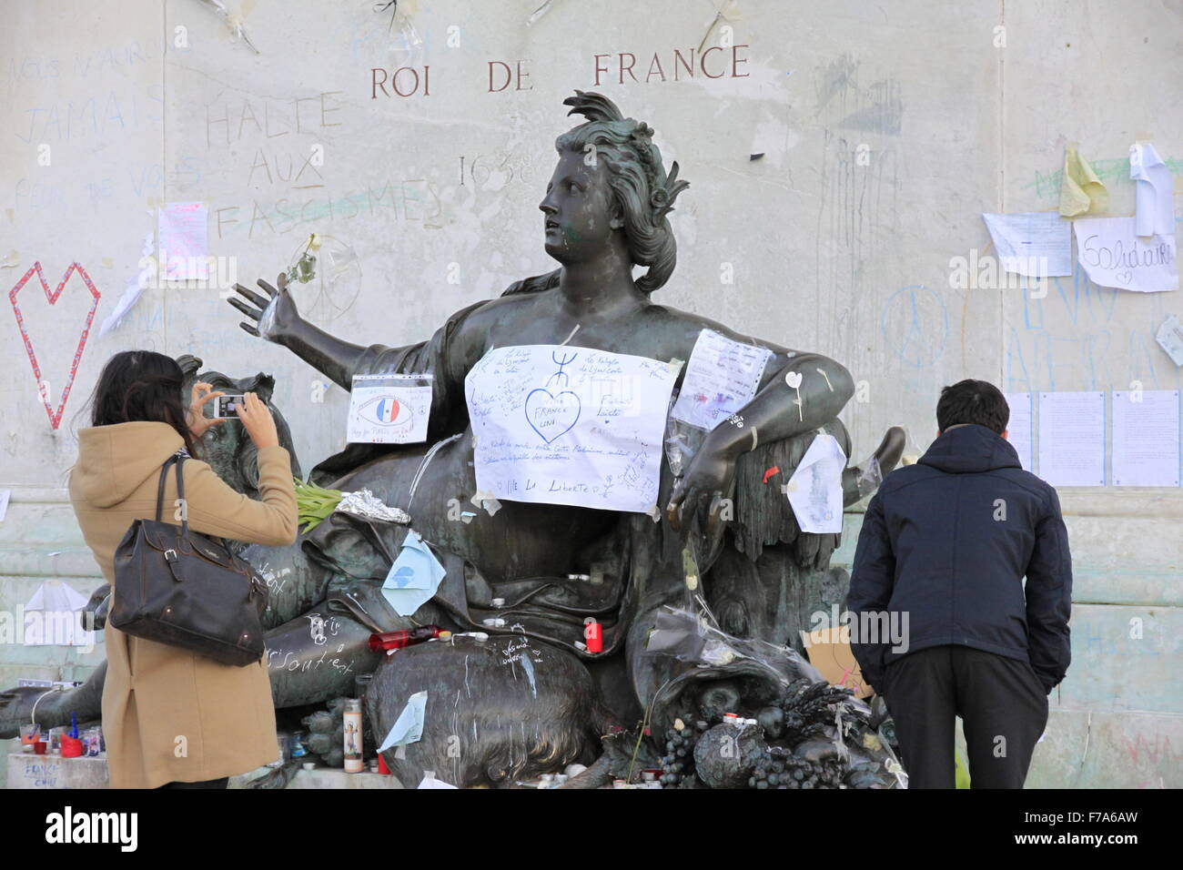 Die Stadt von Lyon ist eine Hommage an die Terroranschläge verübt Daesh in Paris, 13. November 2015 auf dem Platz Bellecour, in der Mitte der Stadt. Stockfoto