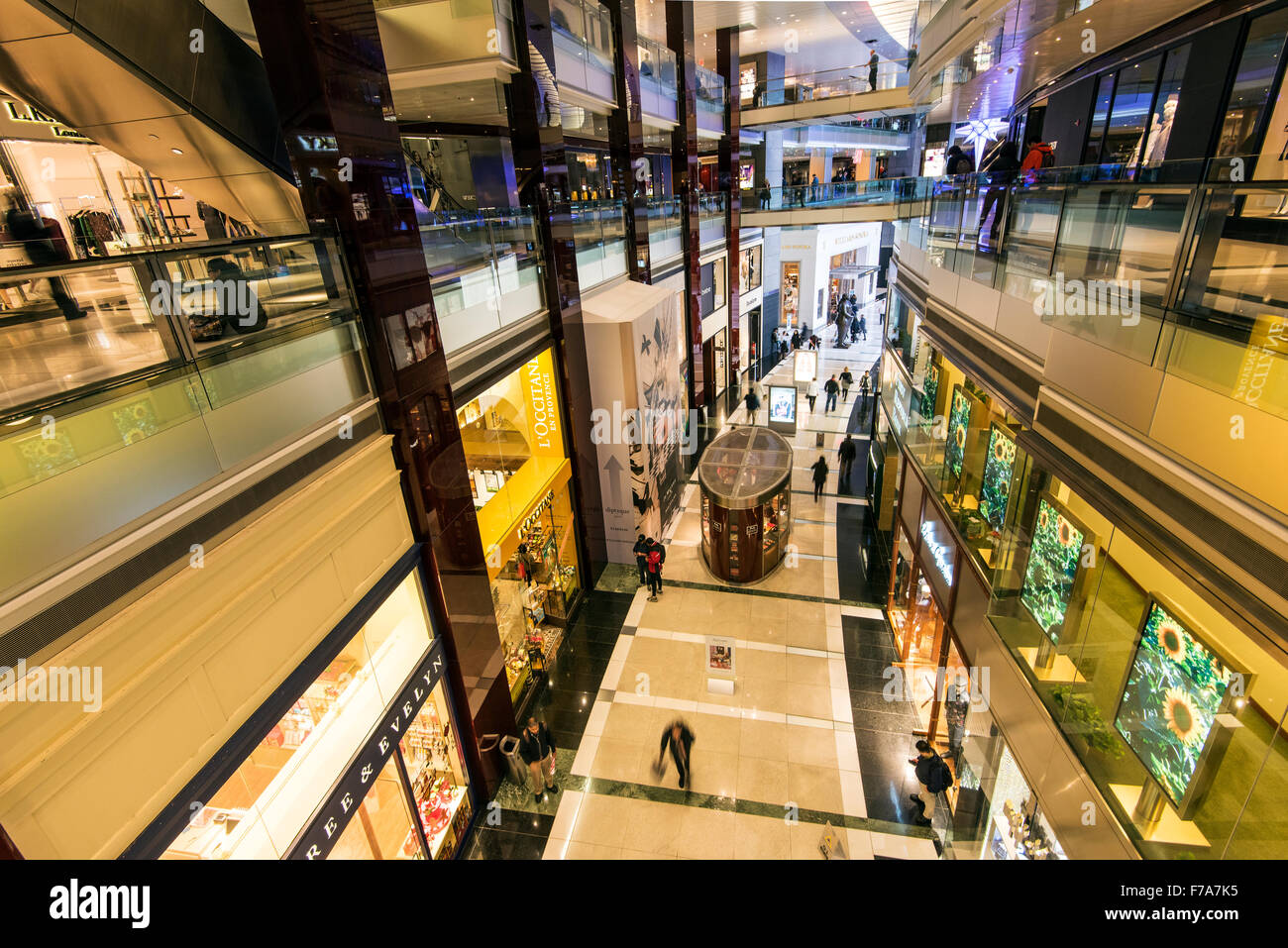 Die Geschäfte am Columbus Circle Shopping-Mall, Time Warner Center, Manhattan, New York, USA Stockfoto