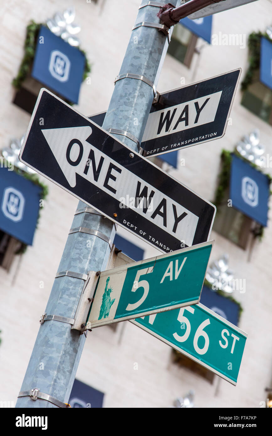 One Way und der Fifth Avenue unterschreibt, Manhattan, New York, USA Stockfoto