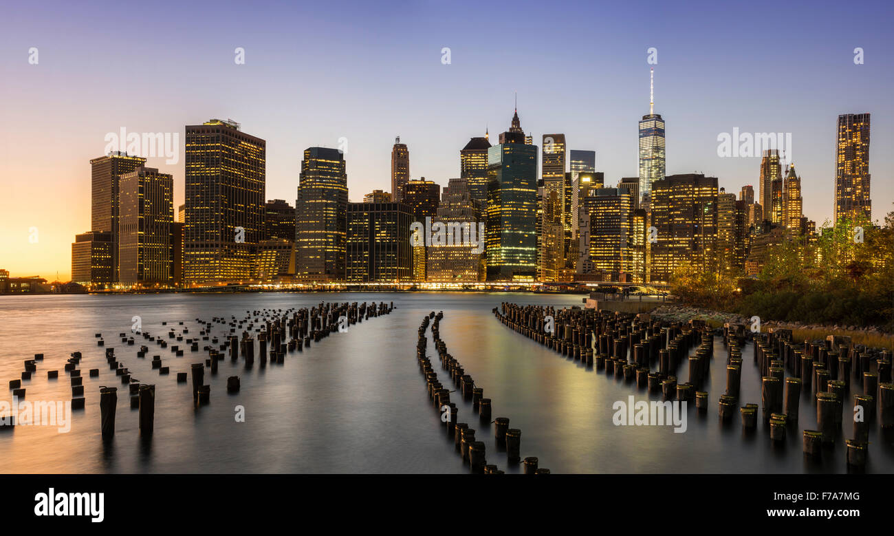 Panoramablick über die Skyline von Lower Manhattan in der Dämmerung aus Brooklyn Bridge Park, Brooklyn, New York, USA Stockfoto