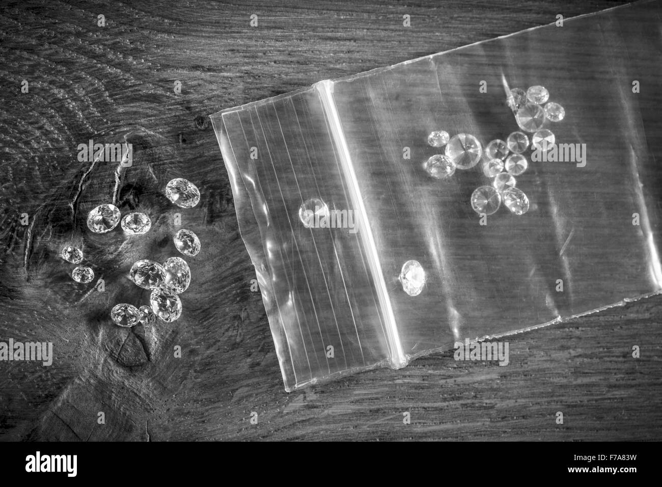 Diamanten aus einem Polyethylen-Beutel verschütten. Stockfoto