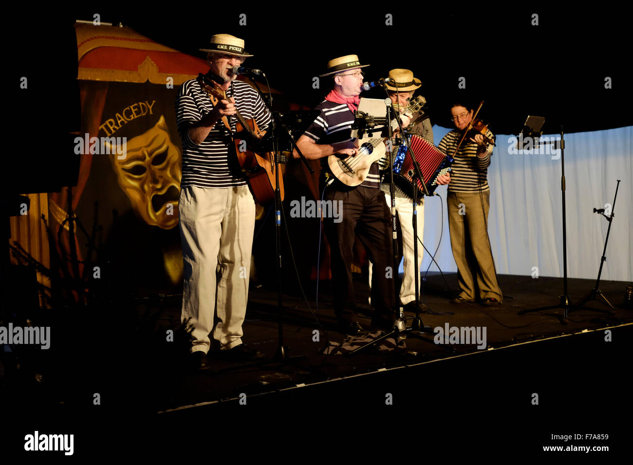 Musiker zu unterhalten, in einer Kneipe Bier auf dem viktorianischen Festival von Weihnachten 2015 Portsmouth England uk Stockfoto