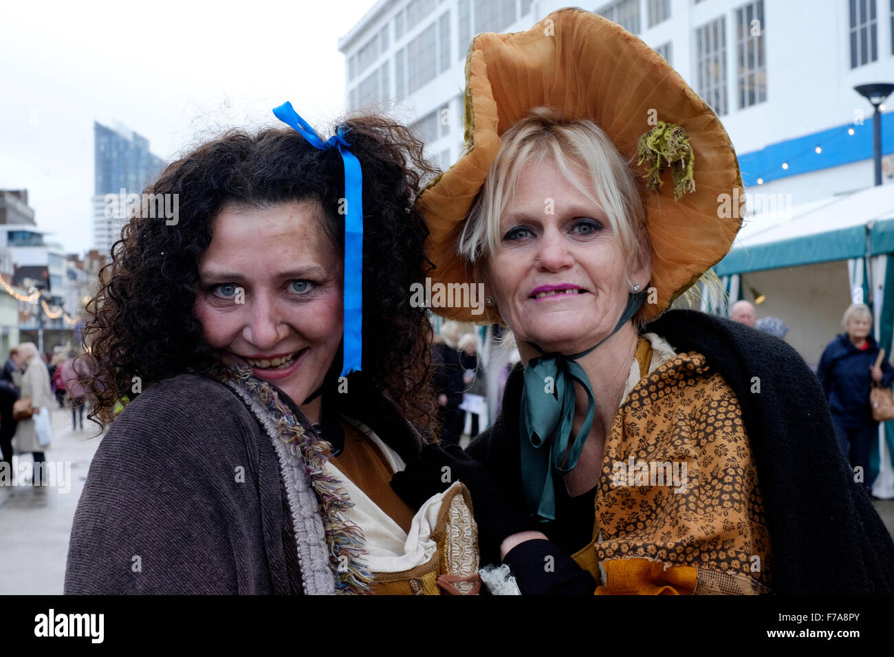 zwei Frauen führen Sie als lose Frauen auf dem viktorianischen Festival von Weihnachten 2015 Portsmouth England uk Stockfoto