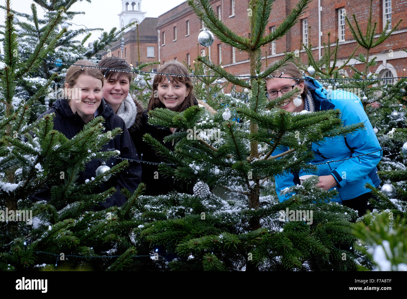 vier junge Frauen in Baum-Labyrinth auf dem viktorianischen Festival von Weihnachten 2015 Portsmouth England uk Stockfoto