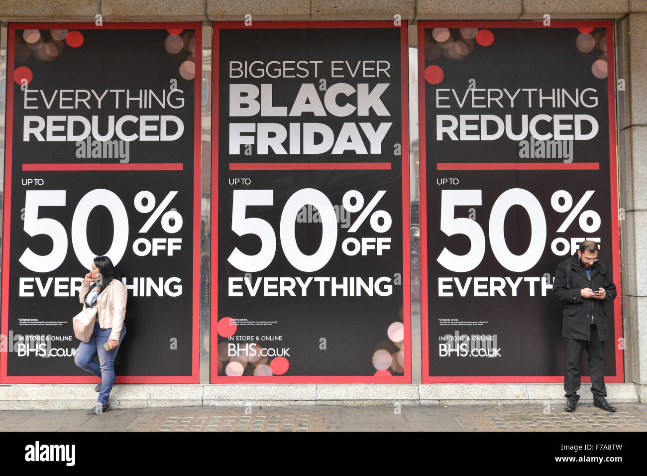 Oxford Street, London, UK. 27. November 2015. Black Friday: Verkauf Zeichen in Schaufenstern in der Oxford Street in London © Matthew Cha Stockfoto