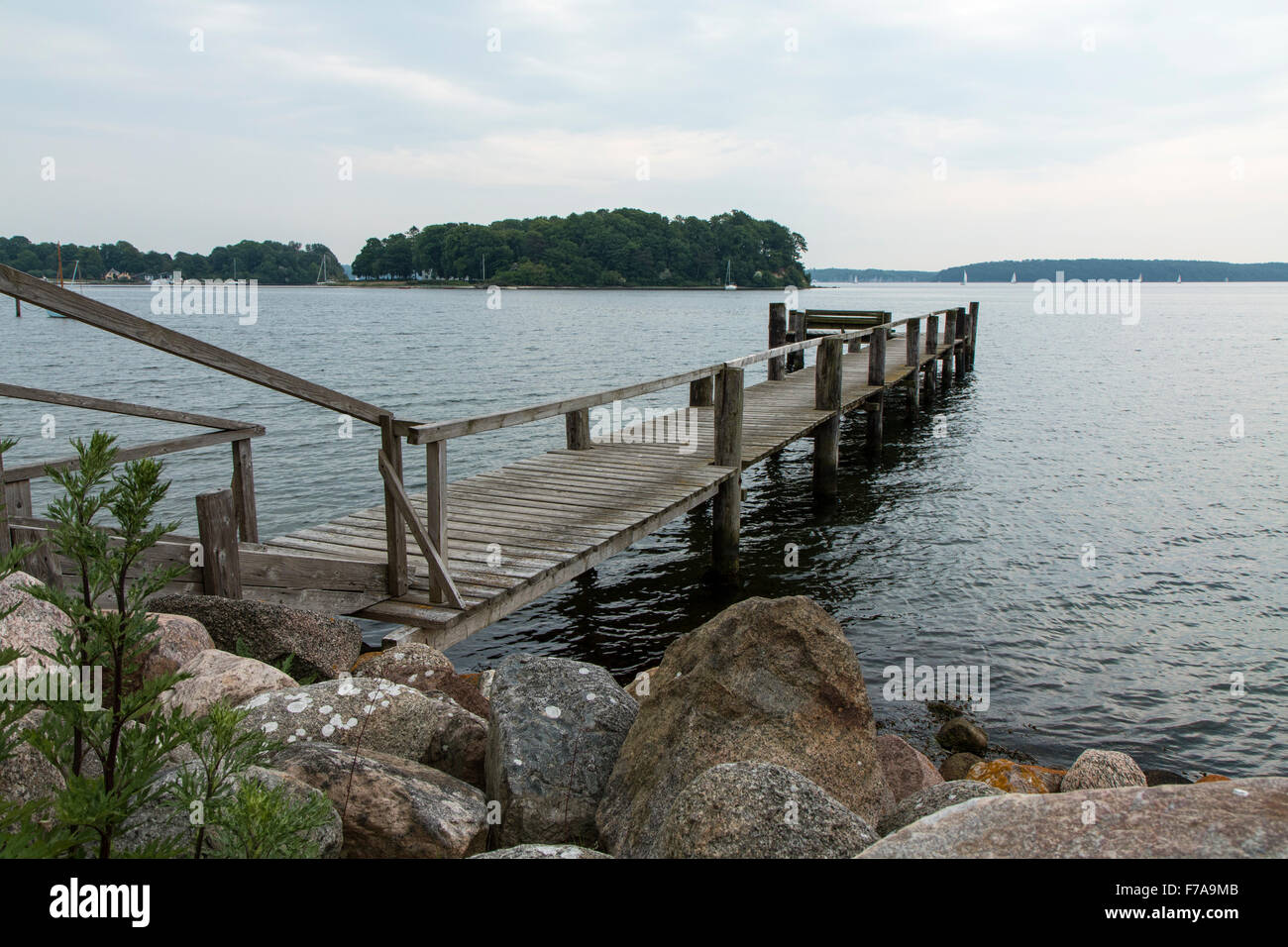 Kleinen Bootssteg an der Flensburger Förde. Textfreiraum Stockfoto
