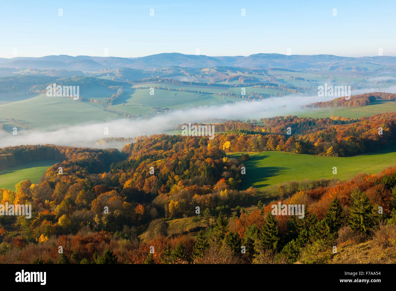 Blick vom großen Hörselberg in Richtung Thüringer Wald, im Herbst, in der Nähe von Eisenach, Thüringen, Deutschland Stockfoto