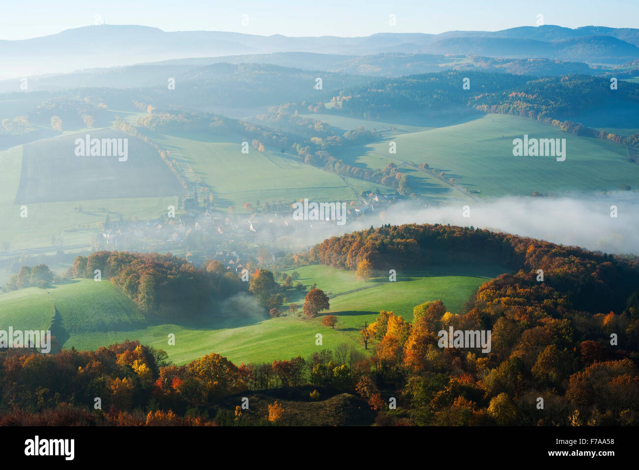 Blick vom großen Hörselberg in Richtung Thüringer Wald, im Herbst mit Großer Inselsberg, in der Nähe von Eisenach, Thüringen, Deutschland Stockfoto