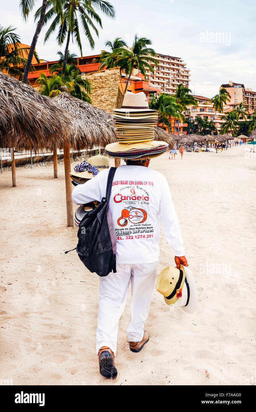 Mann verkauft Hüte am Strand von Puerto Vallarta, Mexiko Stockfoto
