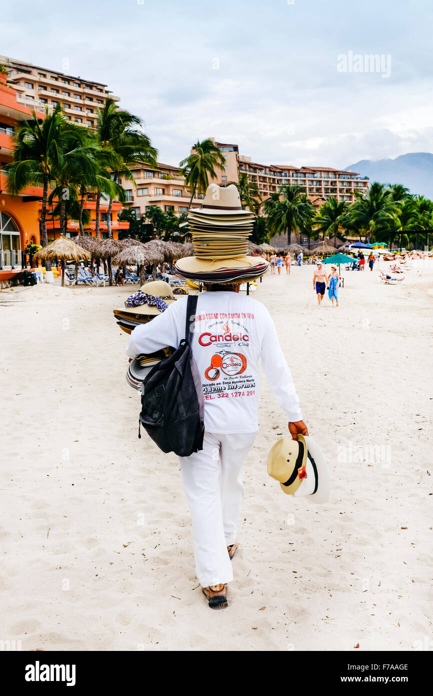 Mann verkauft Hüte am Strand von Puerto Vallarta, Mexiko Stockfoto