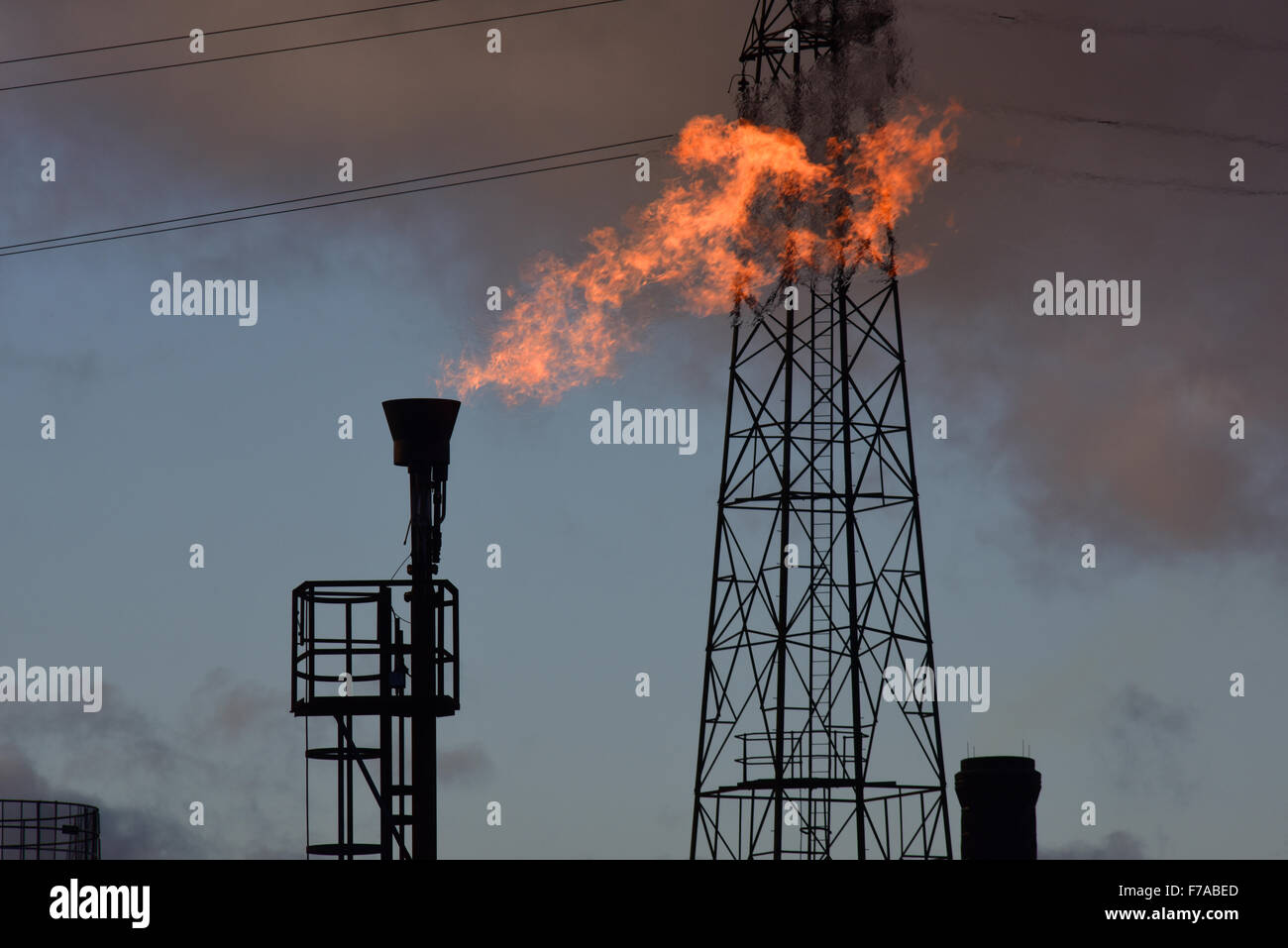 Gas-Fackel Stack brennenden überschüssige Gase an petrochemischen Anlage Selby Vereinigtes Königreich Stockfoto
