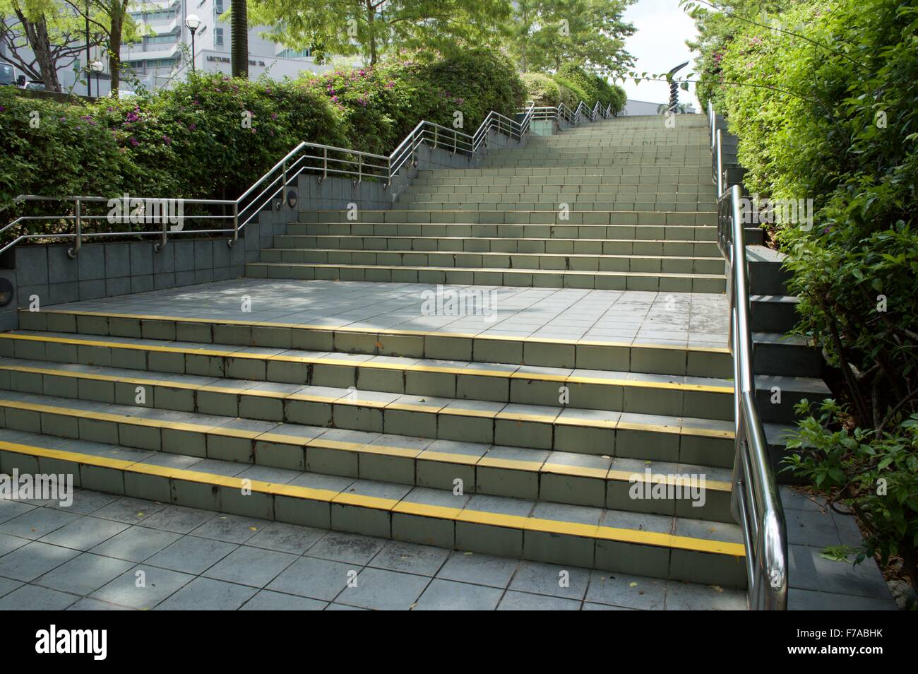 Walking Street und Treppen mit Grün Stockfoto