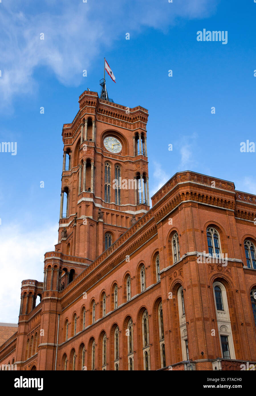 Rotes Rathaus, das Rathaus von Berlin befindet sich direkt am Alexanderplatz Stockfoto