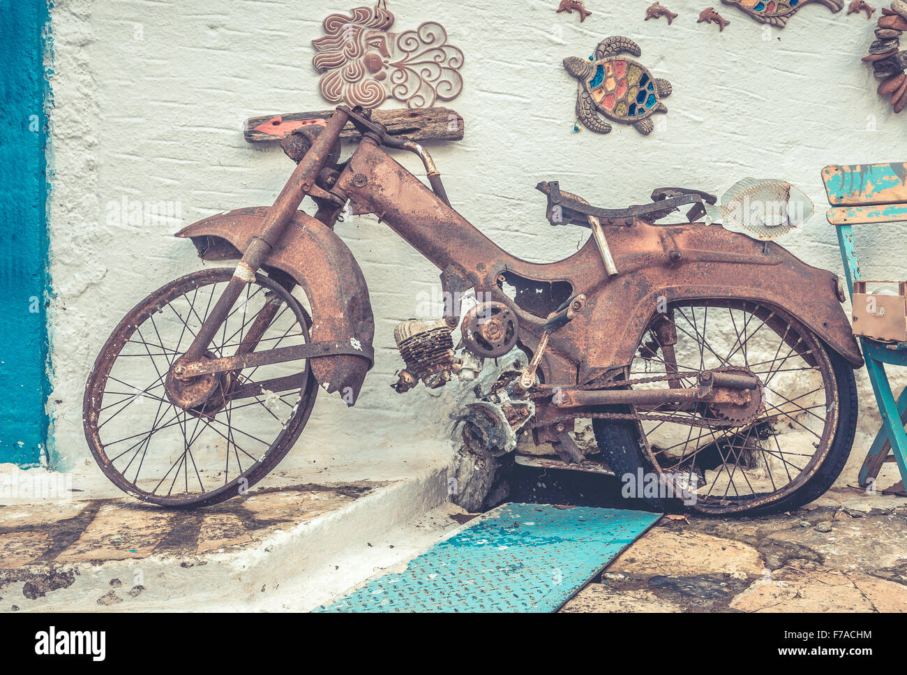 Alte rostige Fahrrad verwendet als Dekoration im griechischen Zia Village, Griechenland Stockfoto
