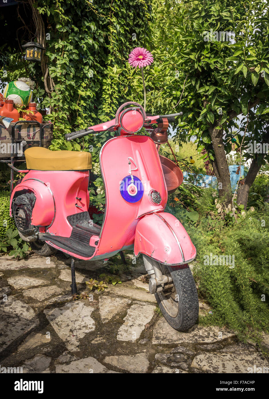 Altes Moped verwendet als Dekoration auf der griechischen Insel Kos Stockfoto