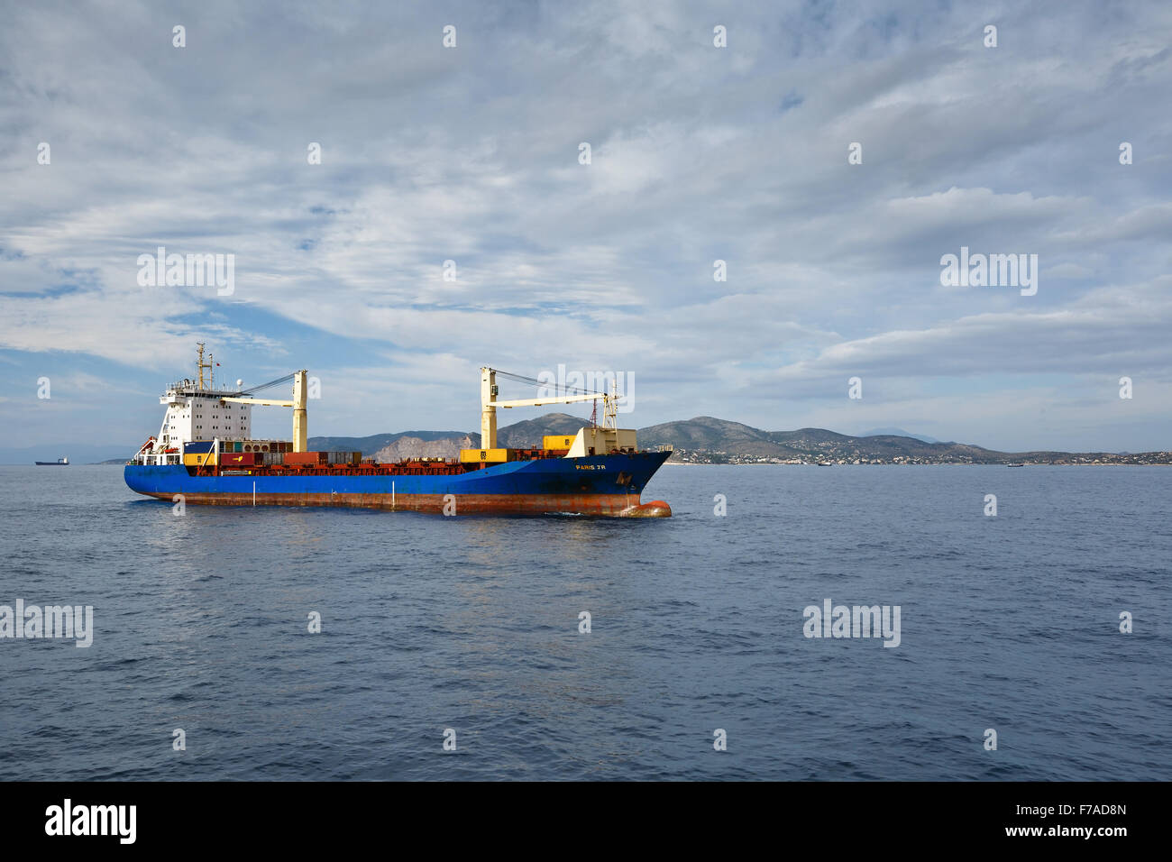 Containerschiff Überschrift zum Hafen von Piraeus, Griechenland Stockfoto