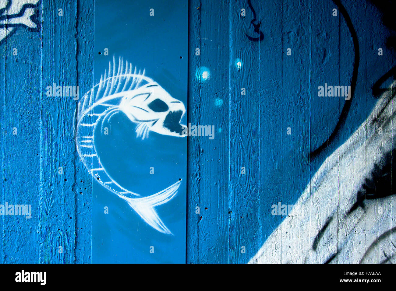 Böse Fische Graffiti auf blauem Hintergrund konkrete Stockfoto