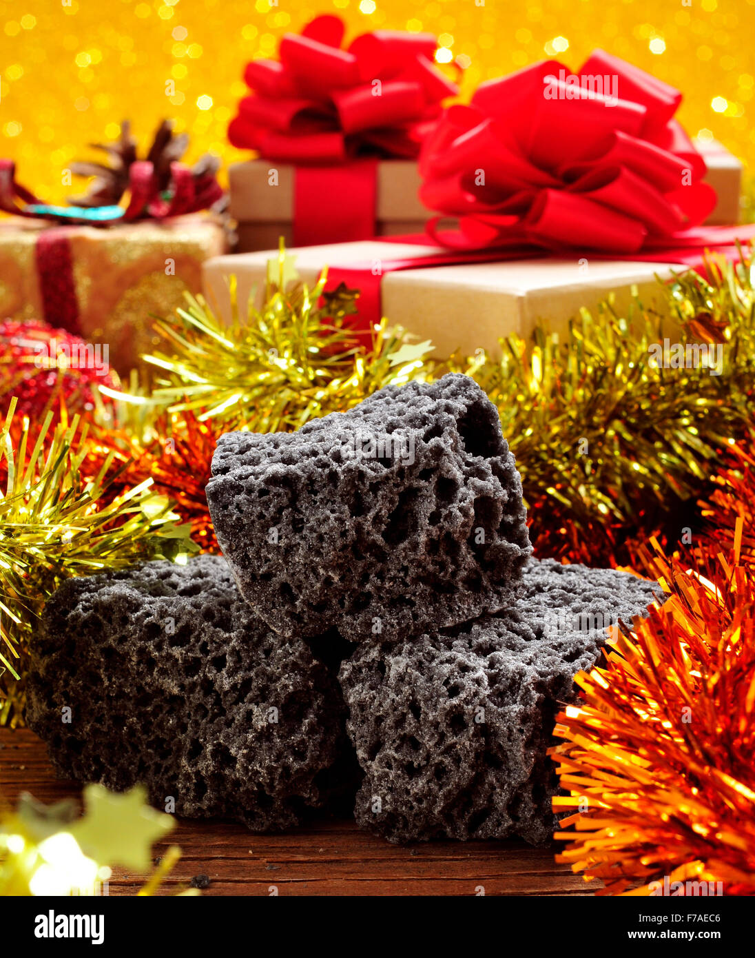 Nahaufnahme der einige Klumpen von Süßigkeiten Kohle und einige Weihnachtsschmuck und Geschenke Stockfoto
