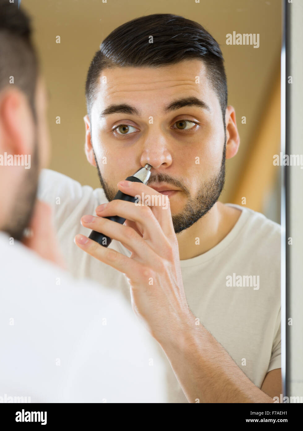 Männchen entfernen Haare aus Nase und Ohren mit trimmer Stockfotografie -  Alamy