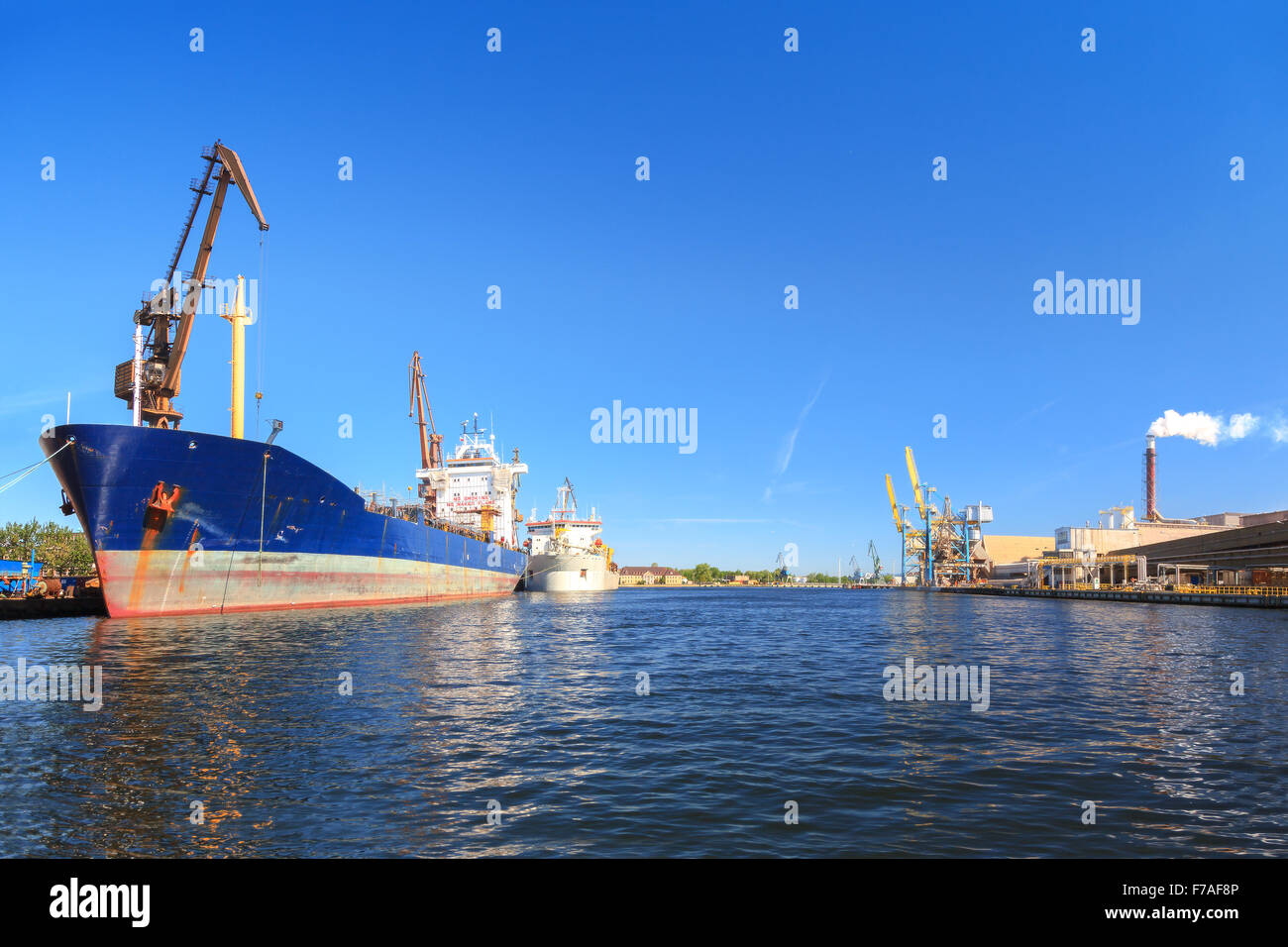 Ein großes Schiff laden Ladung im Hafen von Danzig, Polen. Stockfoto