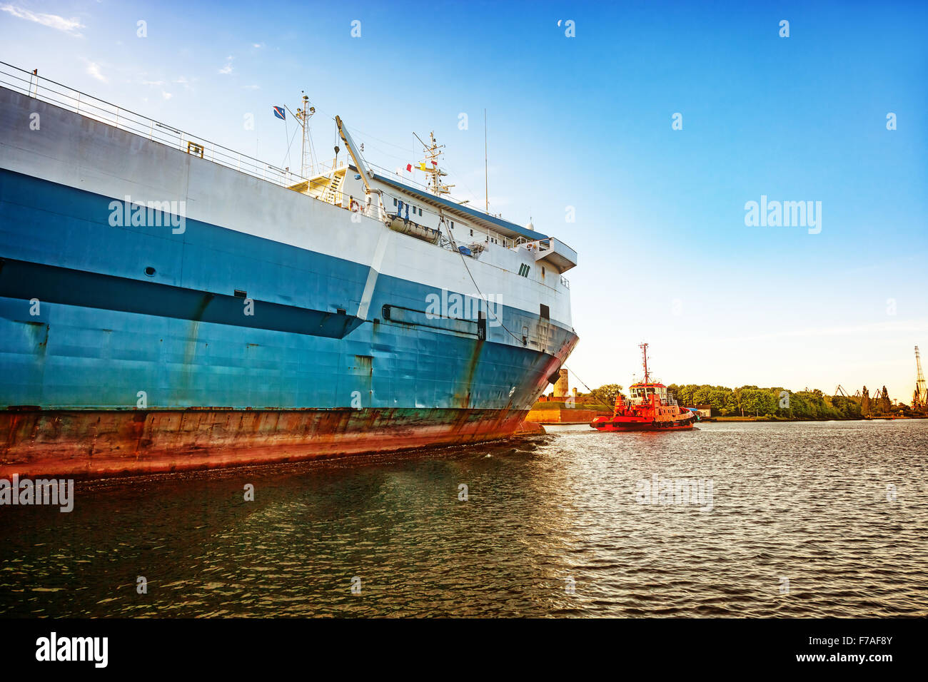 RoRo-Schiff betreten zum Hafen von Danzig, Polen. Stockfoto