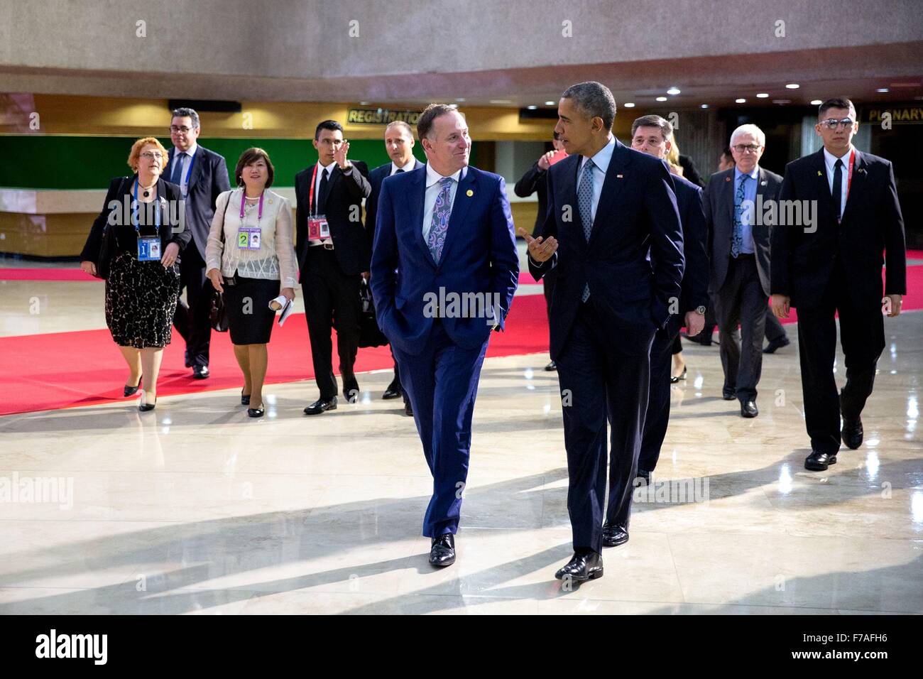 US-Präsident Barack Obama geht mit Premierminister John Key von Neuseeland nach einer APEC Versammlung mit der Pacific Alliance 19. November 2015 in Manila, Philippinen. Stockfoto