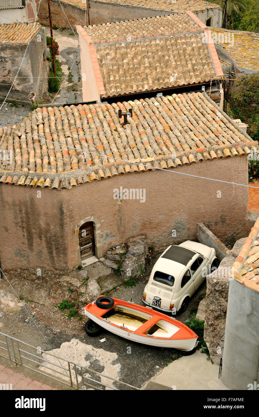 Alten weißen Fiat 500 und kleines Boot in Forza d'Agrò, Sizilien, Italien Stockfoto