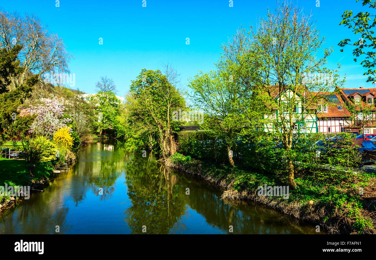 Frühling am Ufer des Flusses Kinzig in Gelnhausen, der Kaiserpfalz, Hessen, Deutschland Stockfoto
