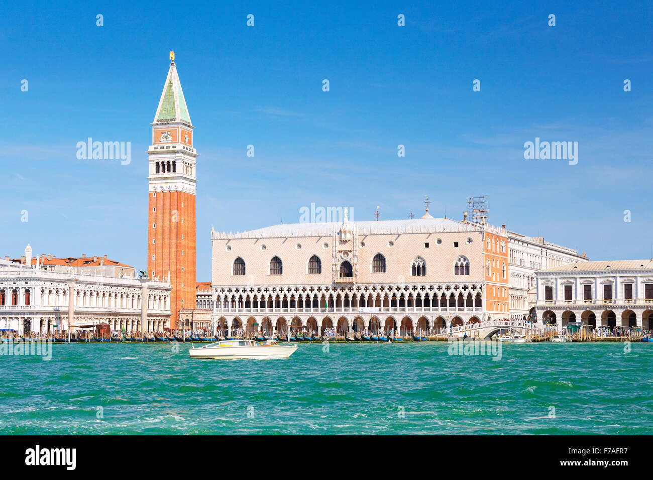 Markusplatz Glockenturm (Campanile di San Marco) und Dogenpalast (Palazzo Ducale) in Venedig (Venezia), UNESCO Stockfoto