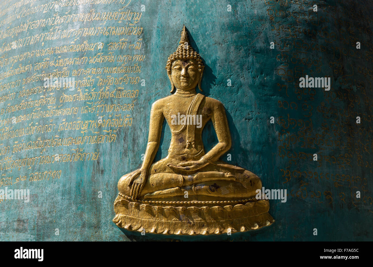 Golden Buddha auf einer großen Tempelglocke am Wat Phra Sing - Chiang Rai, Thailand Stockfoto