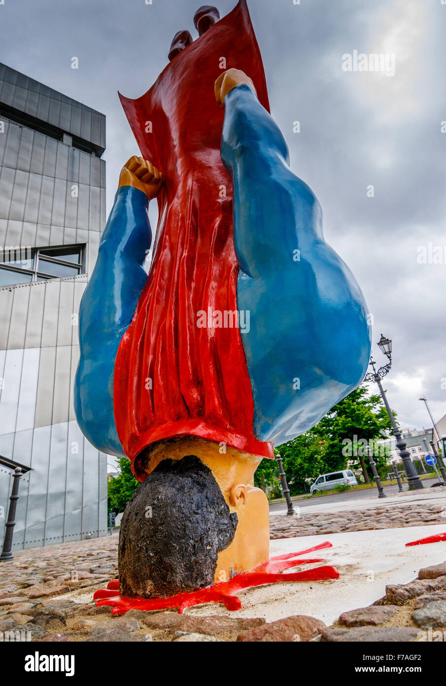 Ein Superman abgestürzten Statue in Berlin Stockfoto