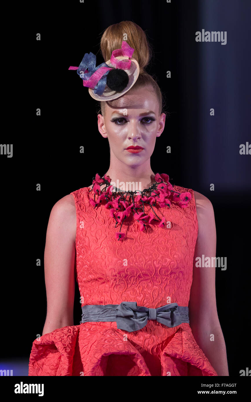 Modell geht die Start-und Landebahn in einem Design von Nina Gleyzer (USA/Russland) während Couture Fashion Week, Herbst 2015 Sammlungen, New York. Stockfoto