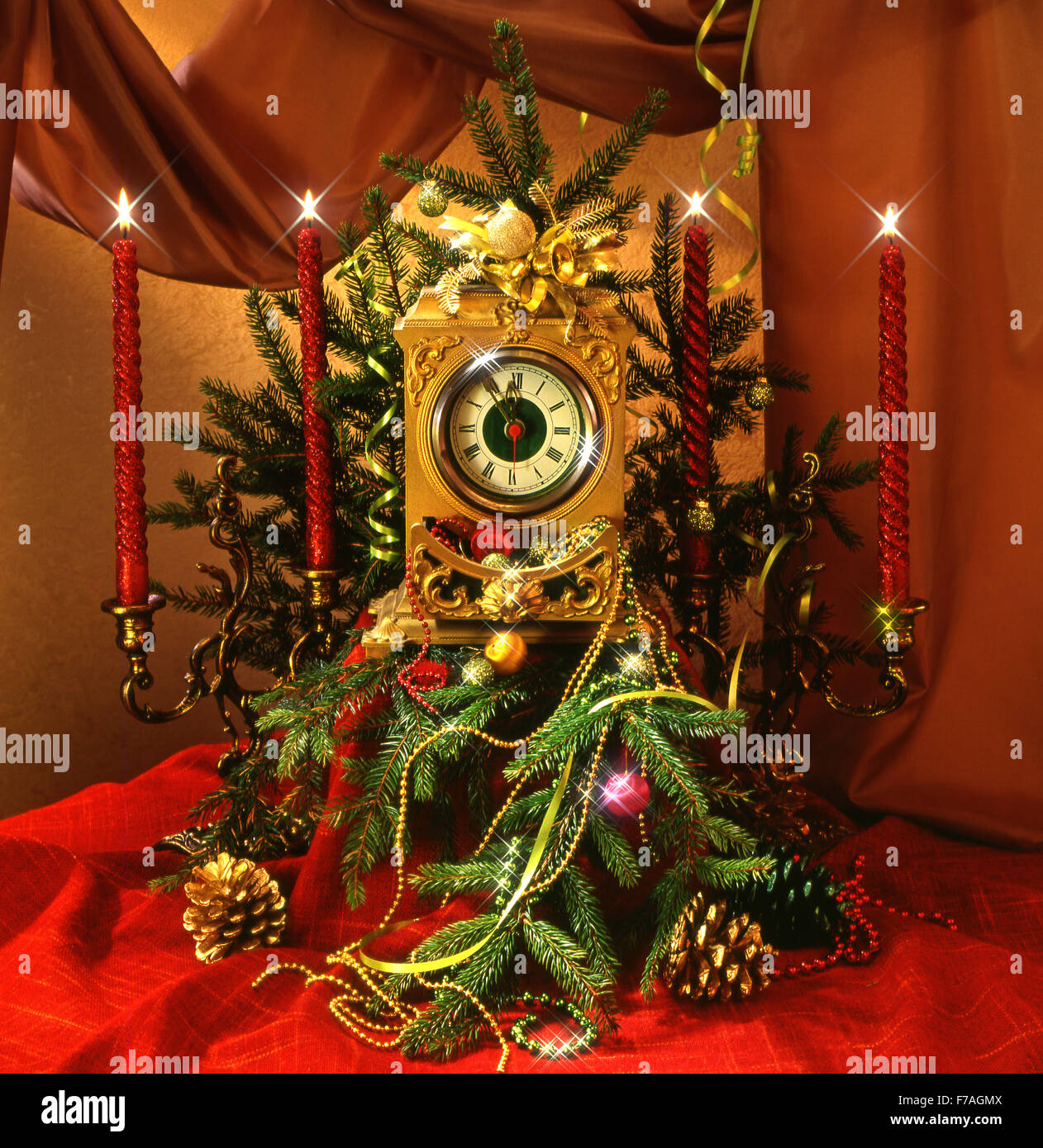 Festliches Silvester, Weihnachten Stillleben mit Weihnachtsbaum Dekorationen, Stunden, Kegel und zwei Kerzenständer mit Kerzen. Stockfoto Festliches Silvester, Weihnachten Stillleben mit Weihnachtsbaum Dekorationen, Stunden, Kegel und zwei Kerzenständer mit Kerzen. Stockfoto