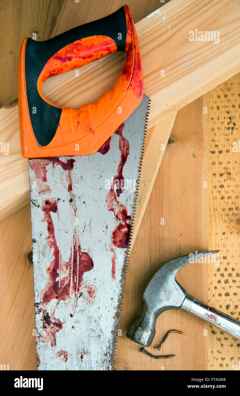 Hammer und Tischler sah mit Blut nach einem DIY-Unfall UK Stockfoto