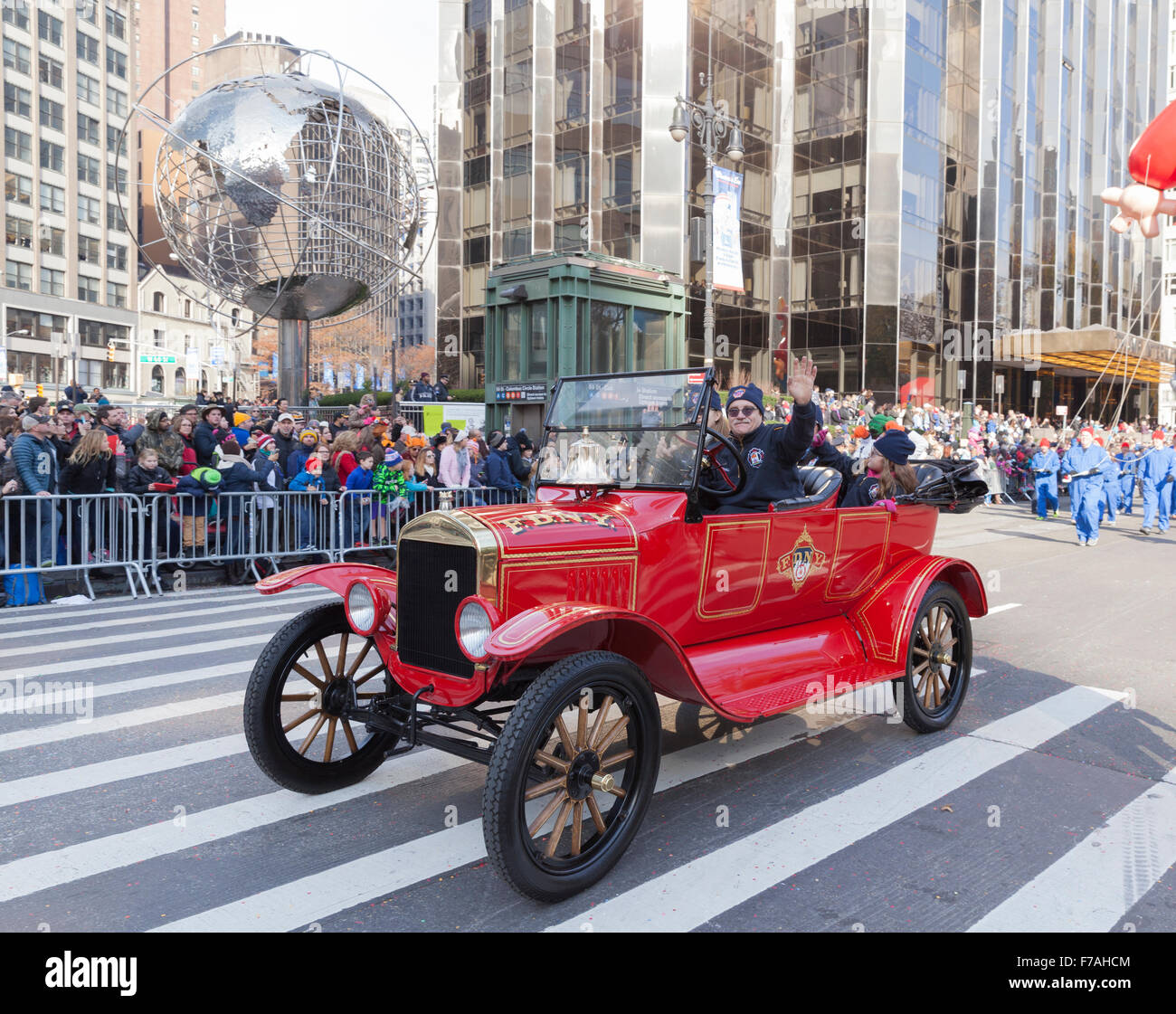 New York, NY USA - 26. November 2015: Atmosphäre an der 89. jährlichen Macy's Thanksgiving Day Parade am Columbus Circle Stockfoto