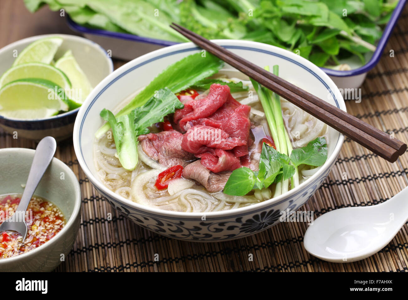 Pho Bo, Rindfleisch vietnamesische Reisnudelsuppe, vietnamesisches Essen Stockfoto