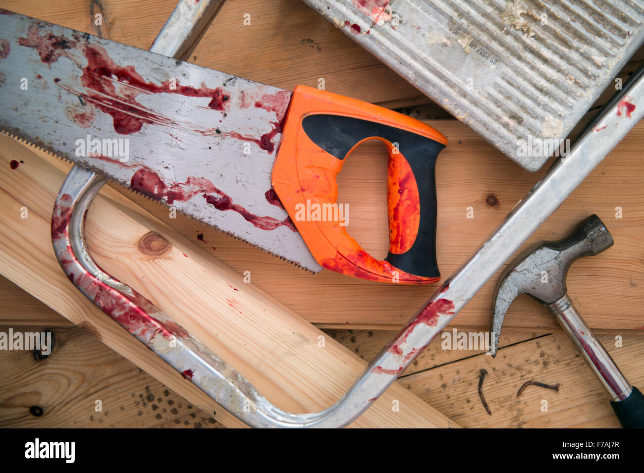 Hammer und Tischler sah mit Blut nach einem DIY-Unfall UK Stockfoto