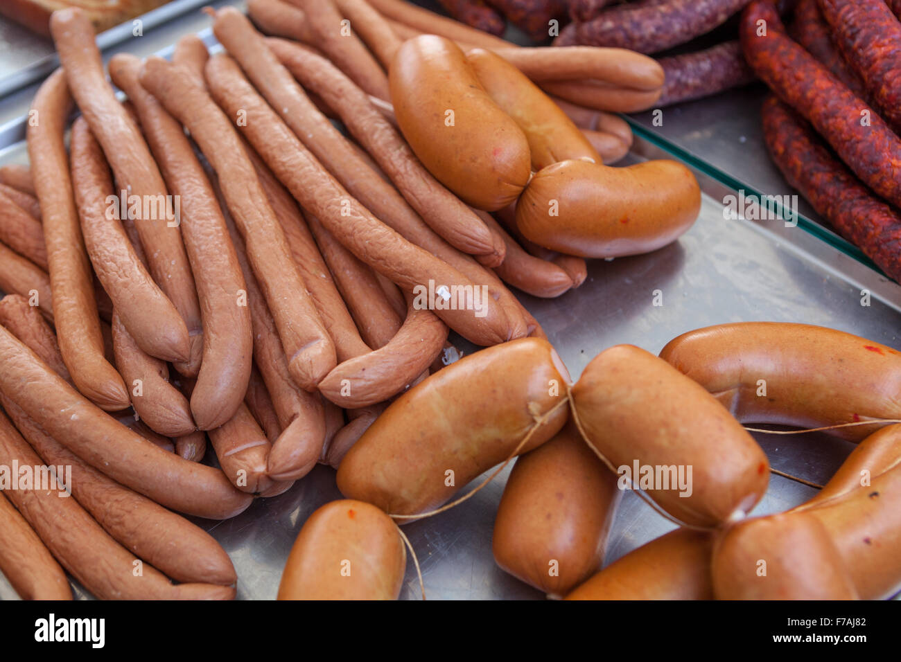 Verschiedene Arten von frischem Wurstfleisch auf dem Speisekarte Metzgerei Markt Tschechien Stockfoto