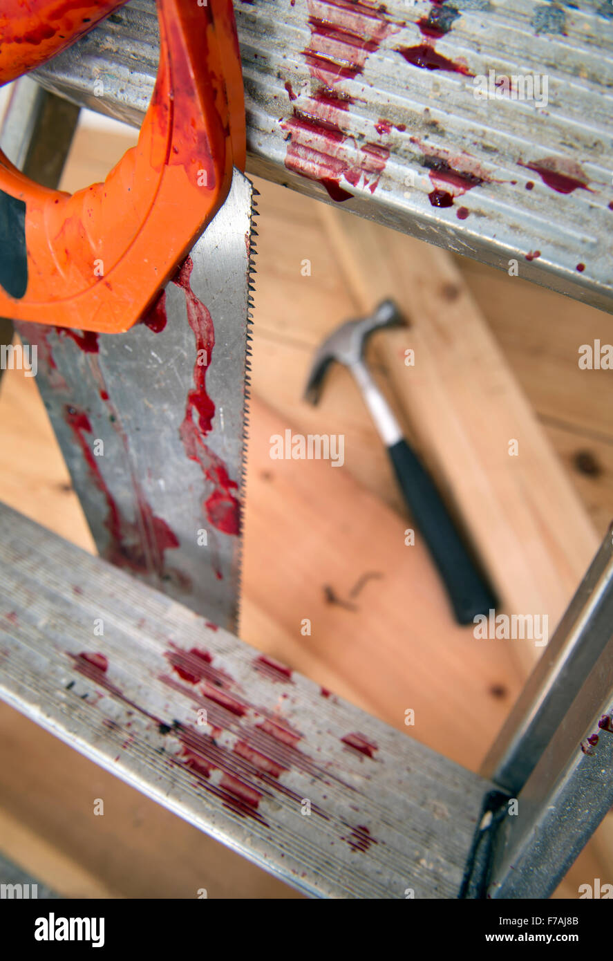 Hammer und Tischler sah mit Blut nach einem DIY-Unfall UK Stockfoto