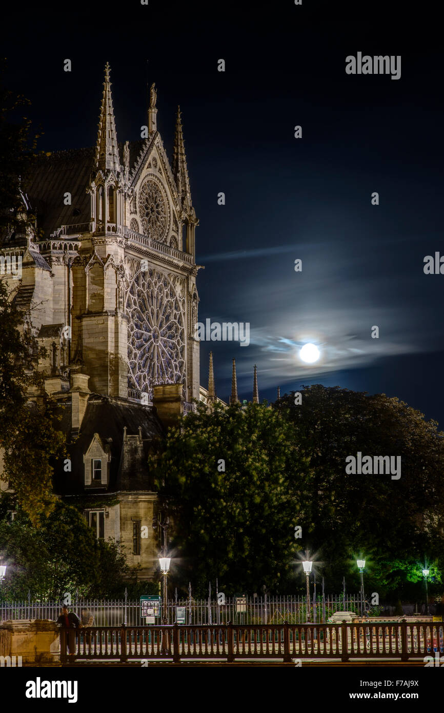 Full Moon Rising hinter Notre Dame, Paris Frankreich Stockfoto