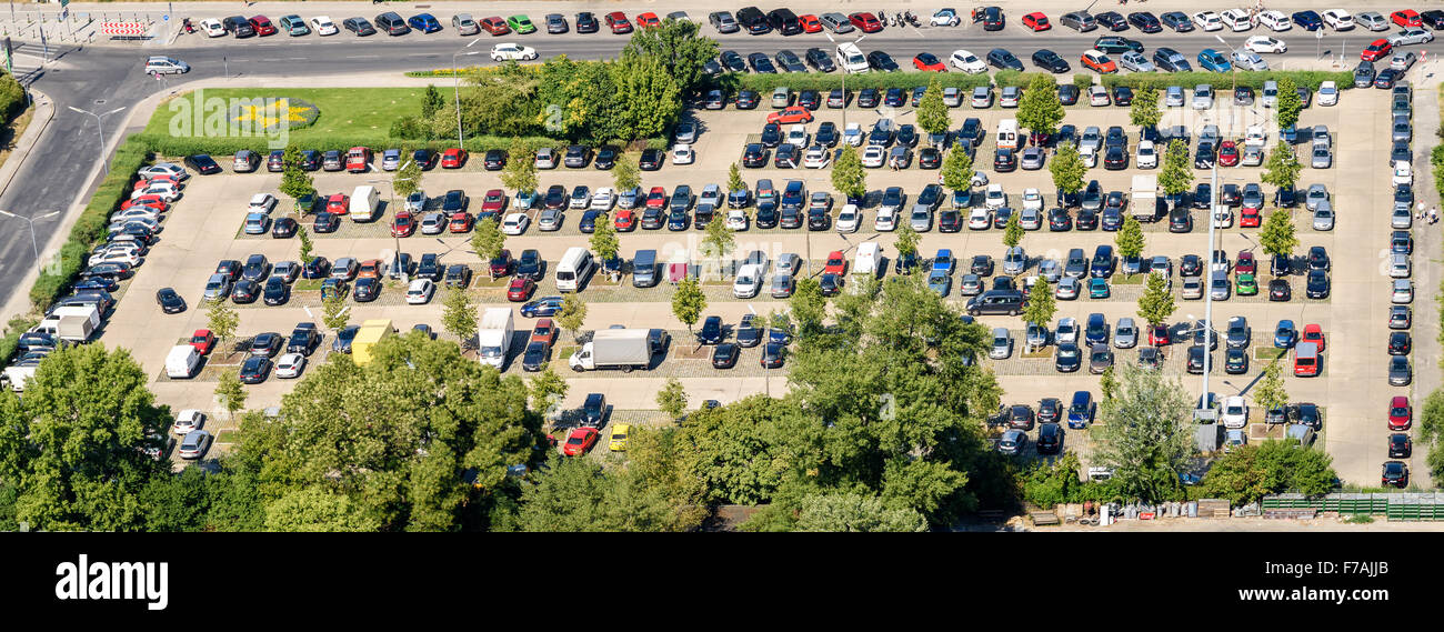 Autos Parken In vollen PKW-Parkplatz Stockfoto