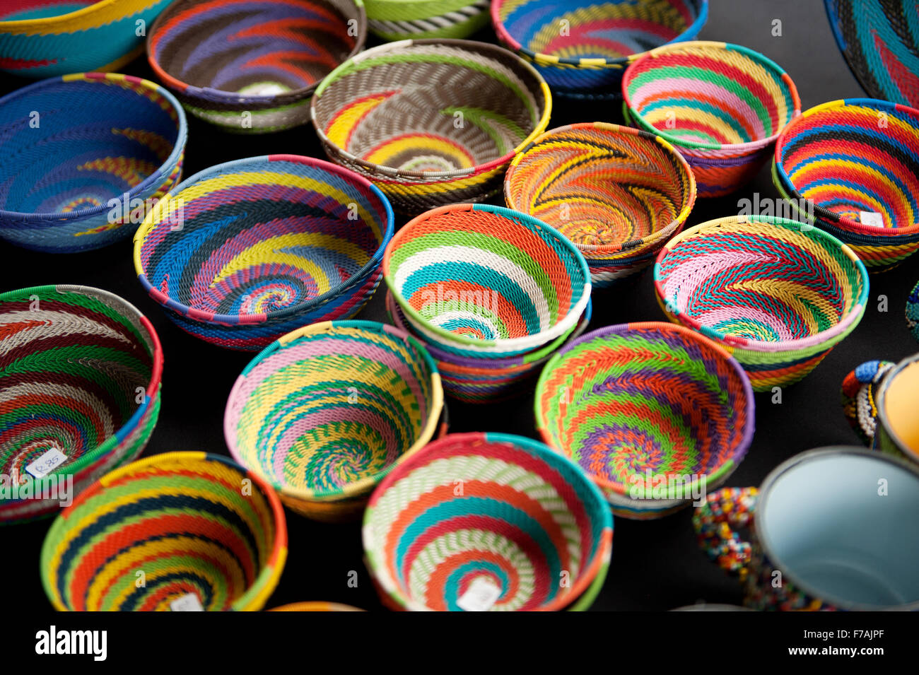 Traditionelle afrikanische Kunst und Kunsthandwerk im Verkauf bei der Hillcrest Bauernmarkt, in der Nähe von Durban in Südafrika. Stockfoto