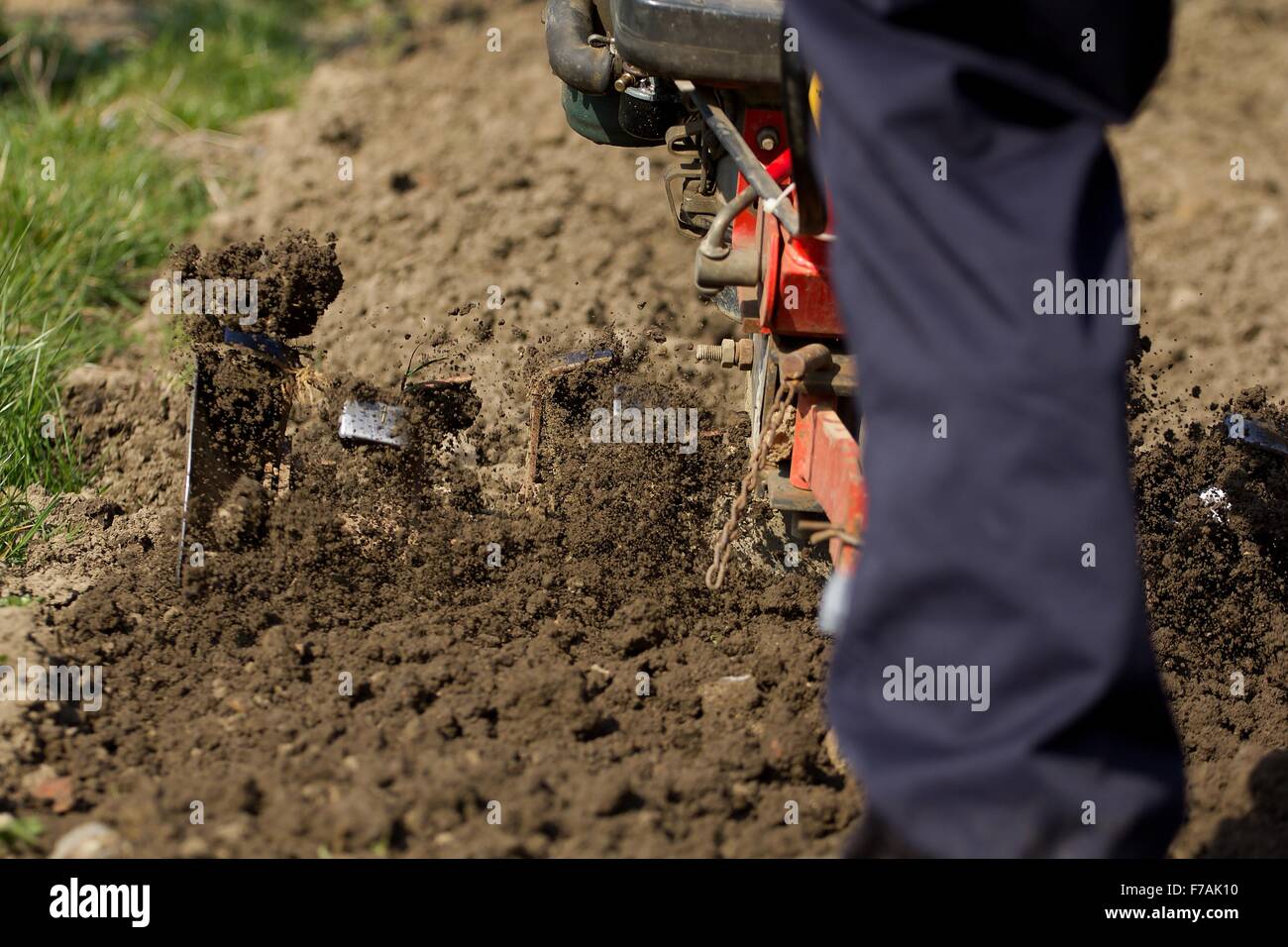 Nahaufnahme der Hand Motor Pflug Klinge Ton zu werfen. Stockfoto