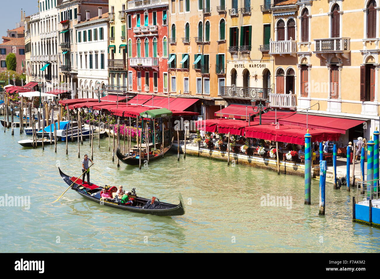 Venedig-Blick von der Rialto Brücke - Gondel mit Touristen auf den Canal Grande, Venedig, Italien Stockfoto