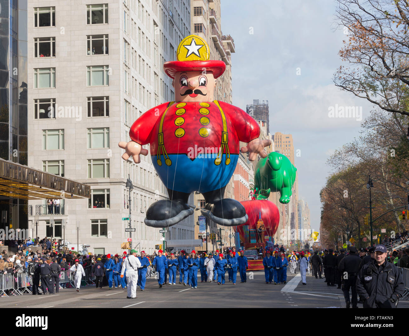 New York, NY USA - 26. November 2015: Atmosphäre an der 89. jährlichen Macy's Thanksgiving Day Parade am Columbus Circle Stockfoto