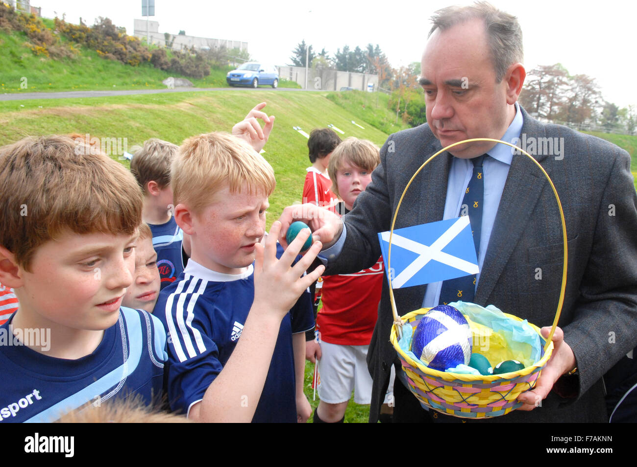 Alex Salmond MP mit einer Gruppe von Kindern in einem Ostern Fototermin vor der schottischen Wahlen im Jahr 2011. Stockfoto