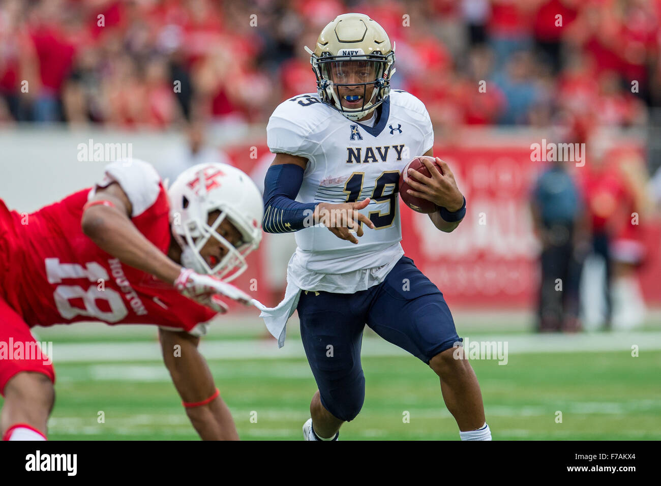 Houston, TX, USA. 27. November 2015. Navy Midshipmen Quarterback Keenan Reynolds (19) läuft mit dem Ball im Verlauf des 1. Quartals der NCAA Football-Spiel zwischen der Navy Midshipmen und die University of Houston Cougars im TDECU Stadion in Houston, Texas. Trask Smith/CSM/Alamy Live-Nachrichten Stockfoto