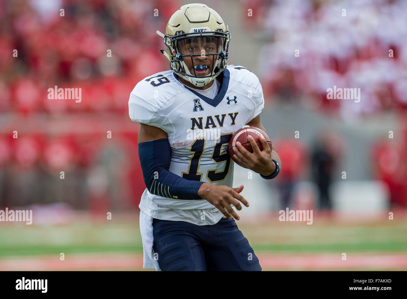 Houston, TX, USA. 27. November 2015. Navy Midshipmen Quarterback Keenan Reynolds (19) läuft mit dem Ball im Verlauf des 1. Quartals der NCAA Football-Spiel zwischen der Navy Midshipmen und die University of Houston Cougars im TDECU Stadion in Houston, Texas. Trask Smith/CSM/Alamy Live-Nachrichten Stockfoto